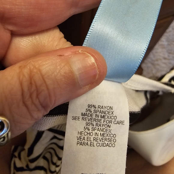 NEW. TOP WOMEN'S SIZE MEDIUM - Picture 7 of 8